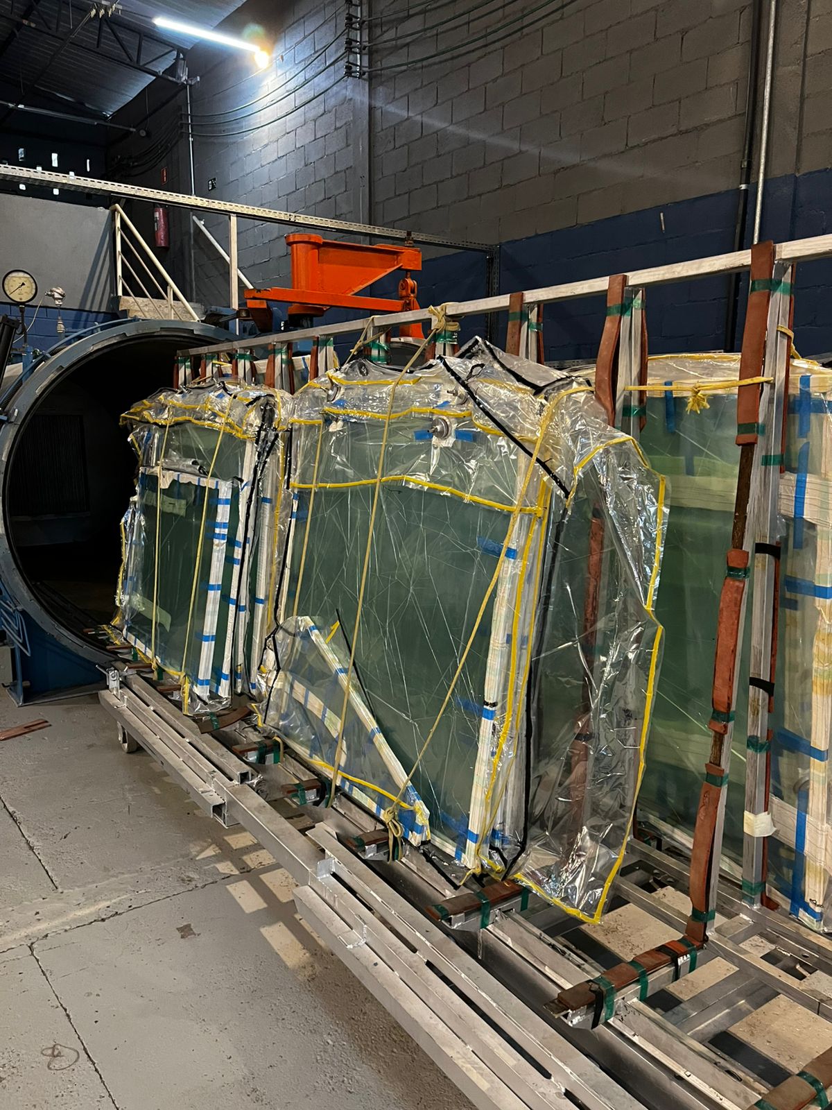 Vidros curvos metalizados para composição de fachada sofisticada.