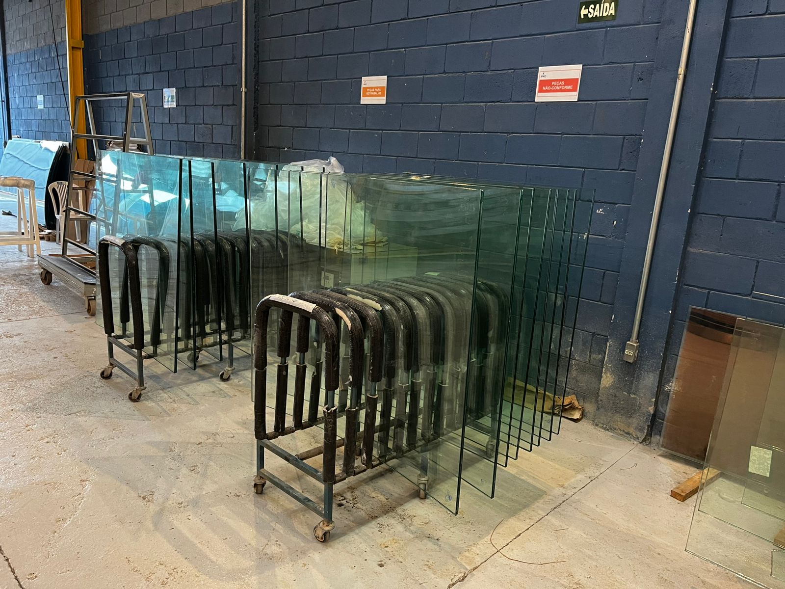 Escada com vidros planos e curvos em obra residencial exclusiva.