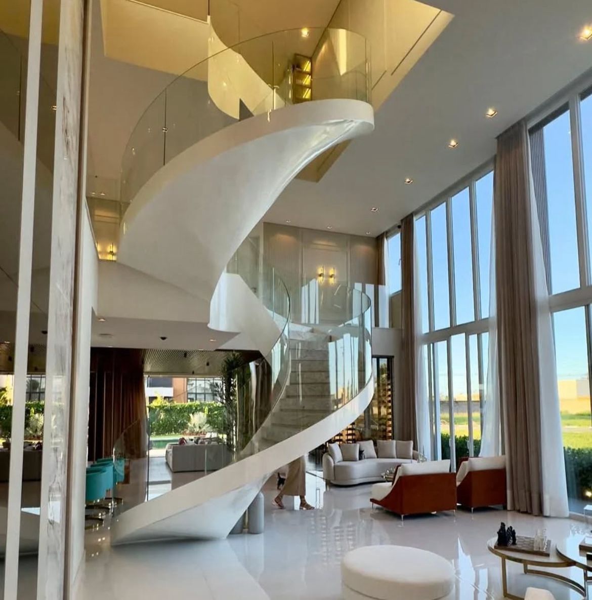 Aplicação combinada de vidro plano e vidro curvo em ambiente elegante.