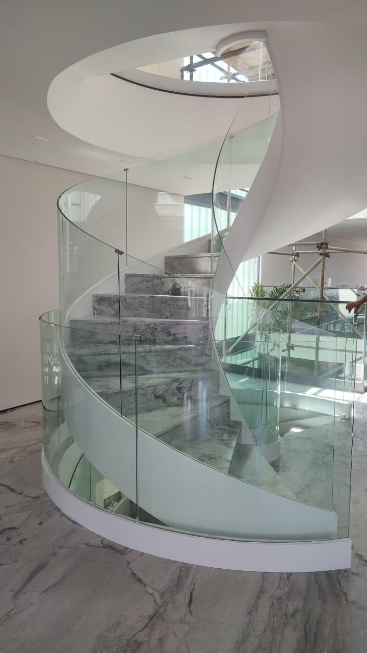 Processo de confecção técnica de vidros curvos laminados.