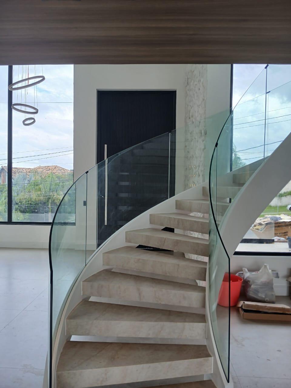 Projeto executado com foco em vidro curvo laminado para escada.